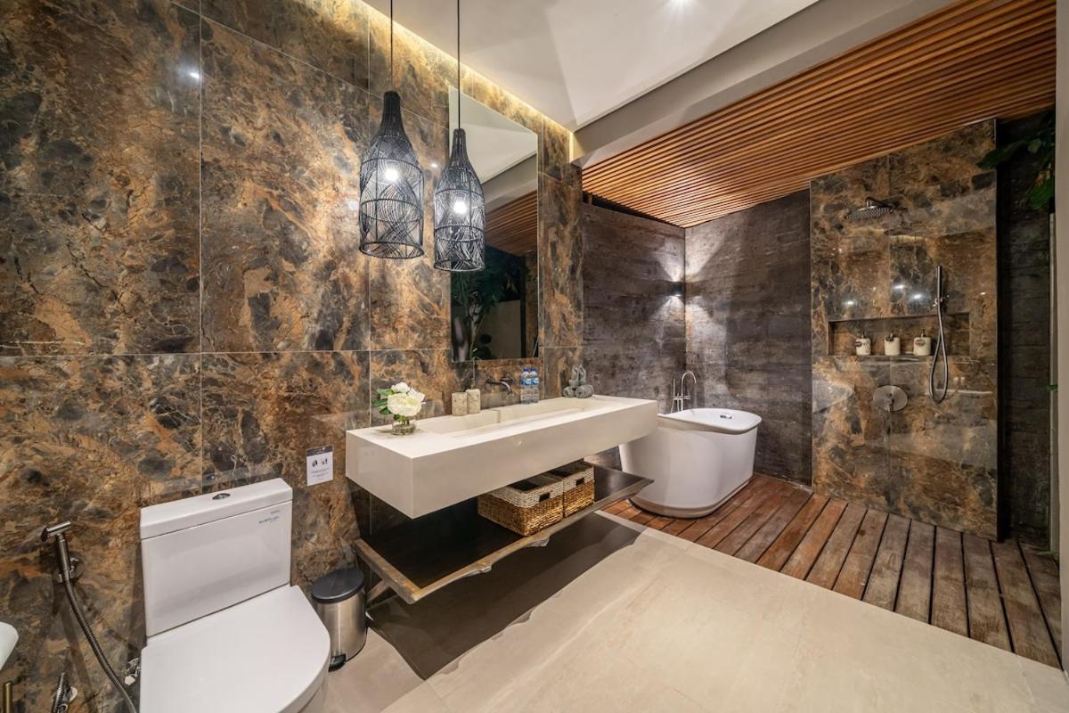The Plaza 4br With Pool In Bali S Eat Street