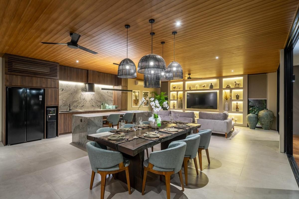 Villa The Plaza 4br With Pool In Bali S Eat Street Seminyak (Bali)