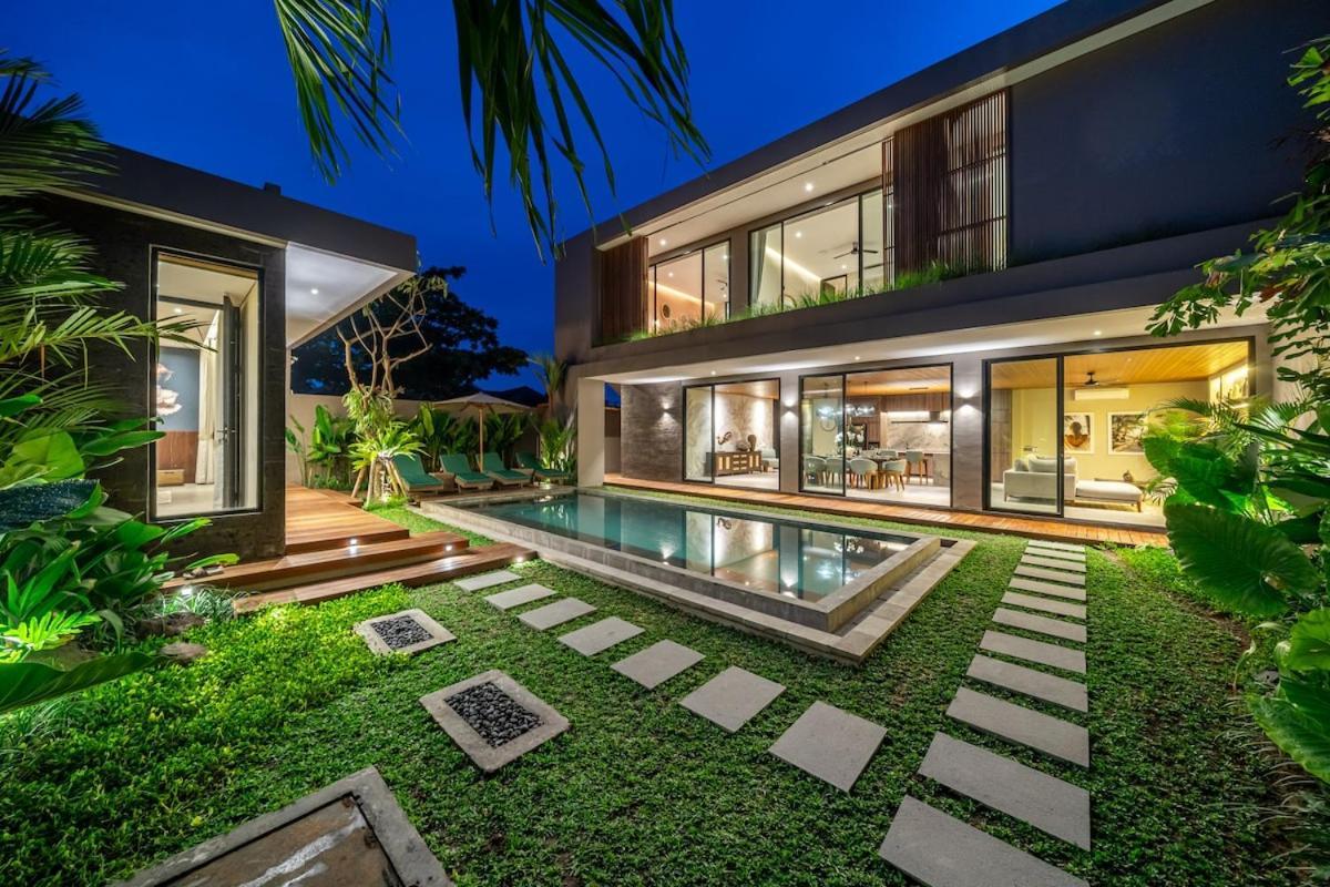 The Plaza 4br With Pool In Bali S Eat Street Villa *